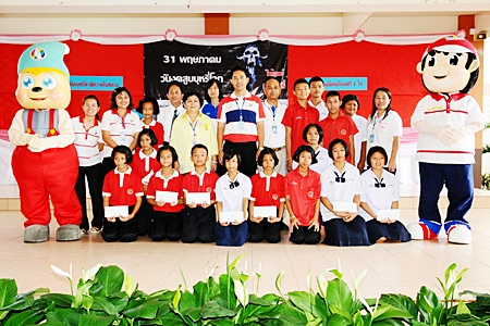 Mayor Itthiphol Kunplome, city officials, teachers and students participate in World No Tobacco Day activities.